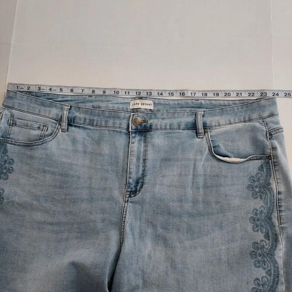 Lane Bryant Embroidered Mid Rise Boyfriend Midi Shorts Size 22
